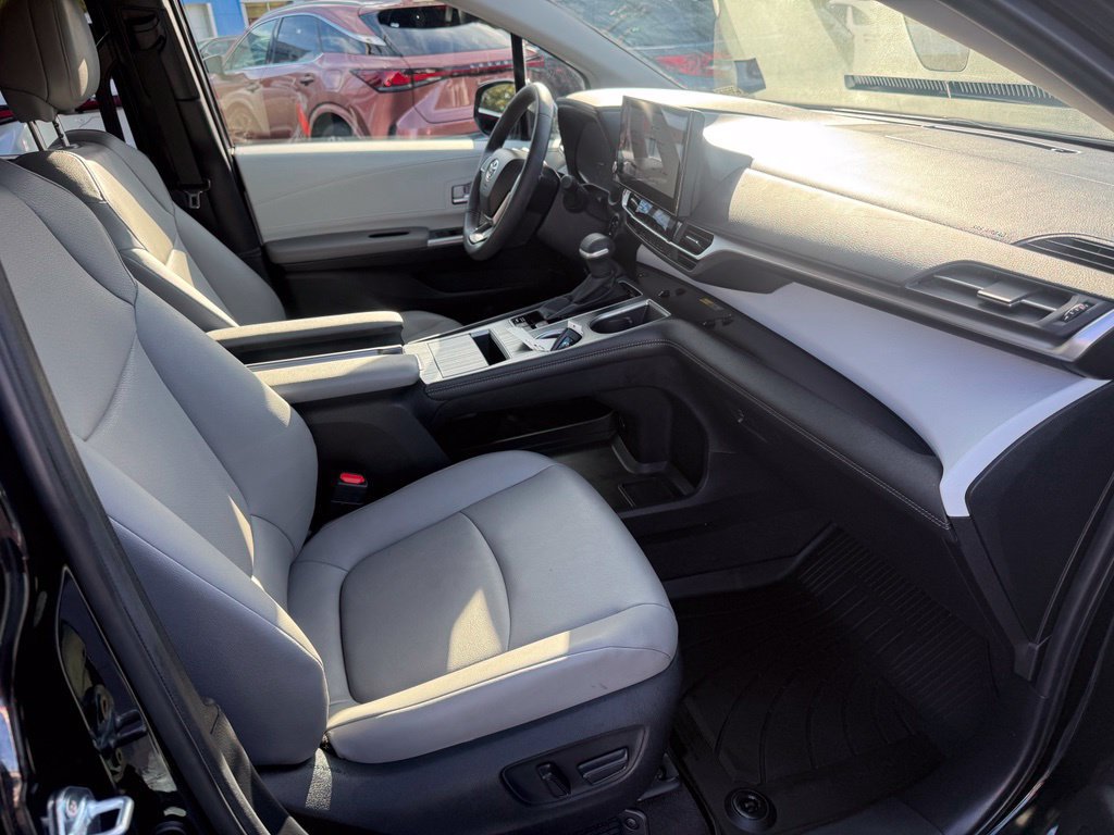 Used 2026 Toyota Sienna XLE FWD image 19