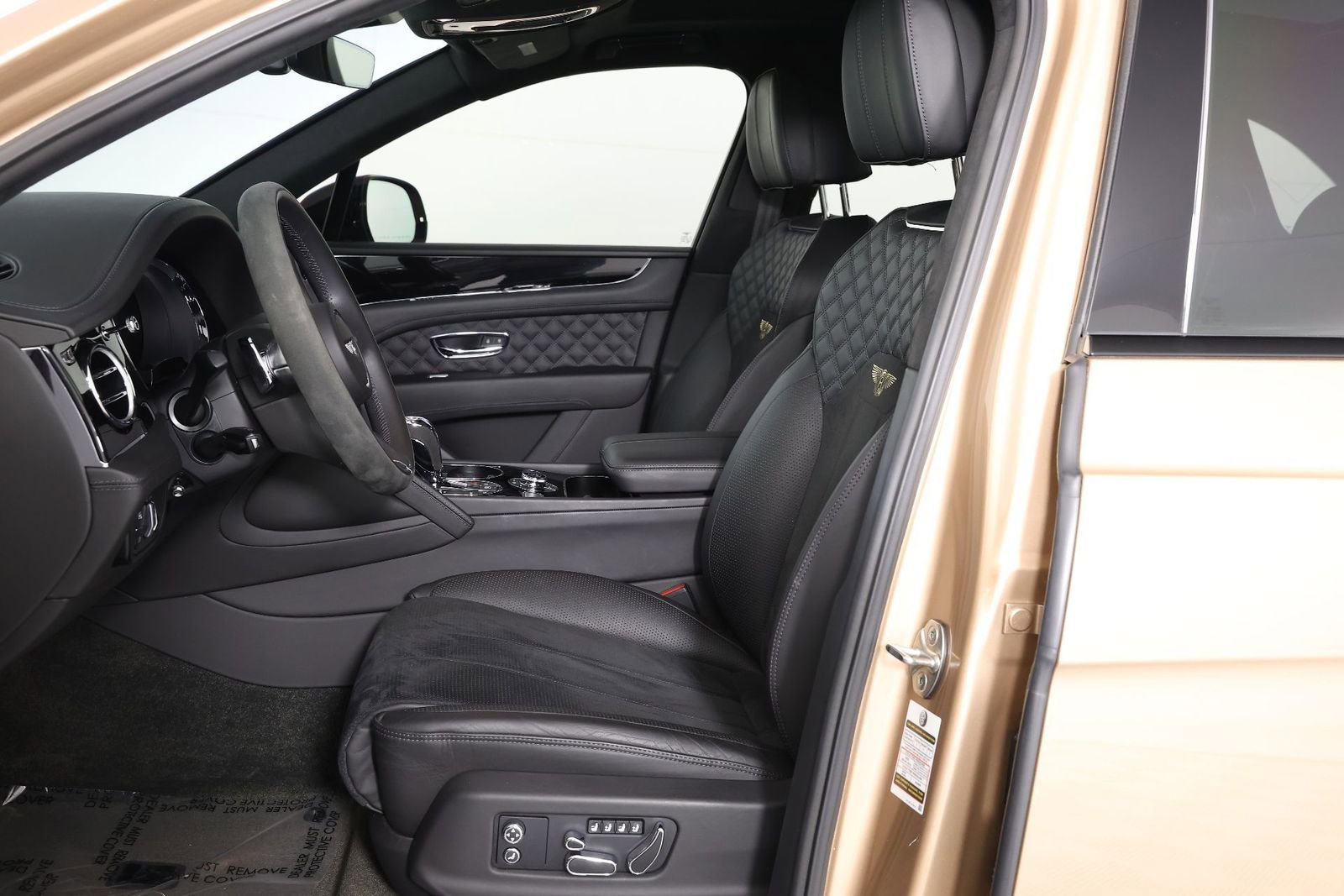 Used 2023 Bentley Bentayga image 2