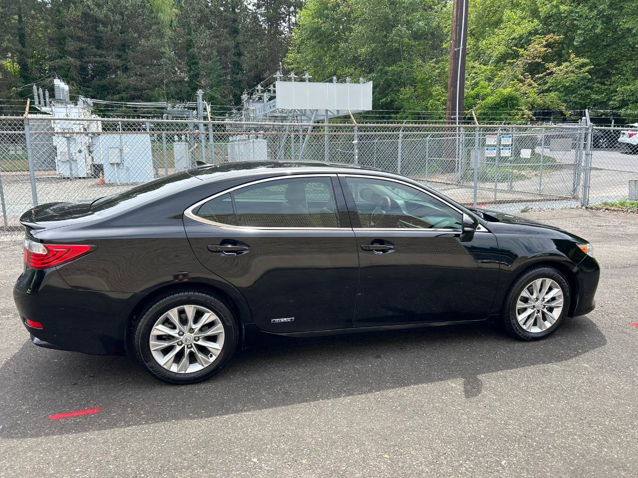 Used 2014 Lexus ES 300h w/ Luxury Package w/Bamboo Trim FWD image 4