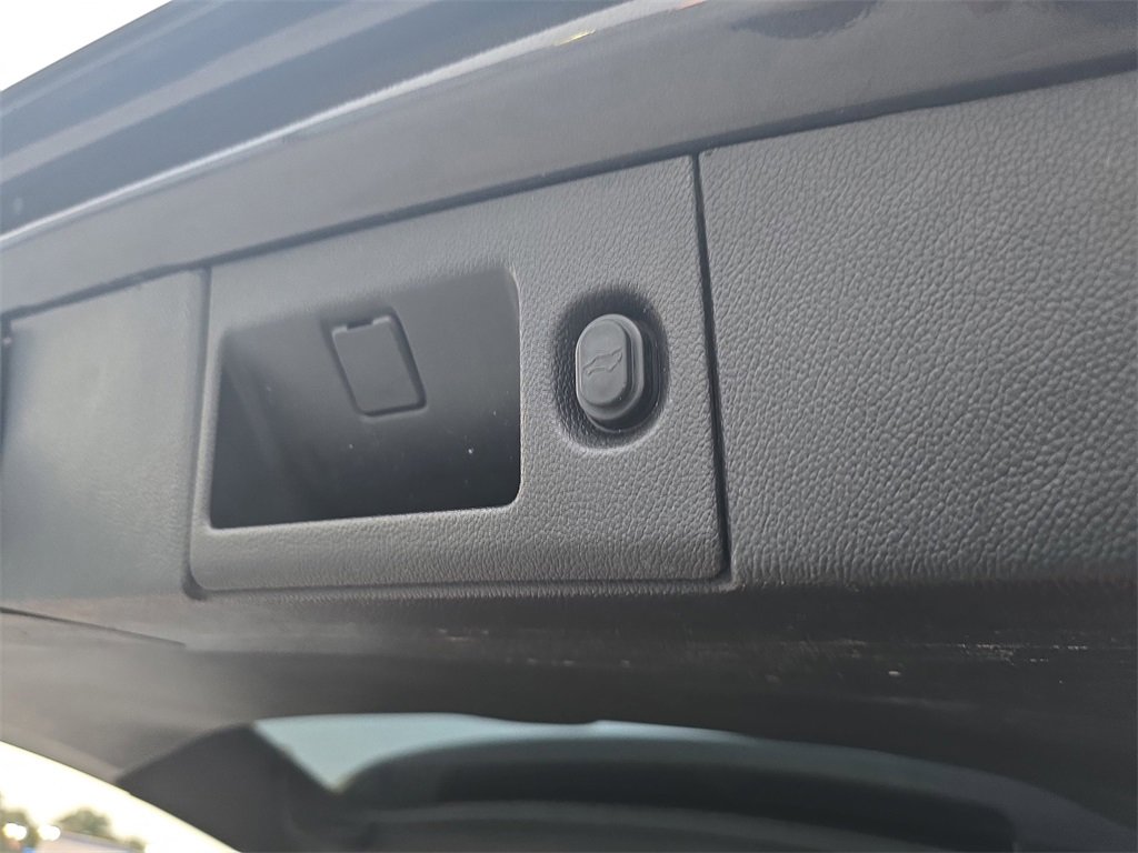 Used 2017 Chevrolet Suburban LT image 33