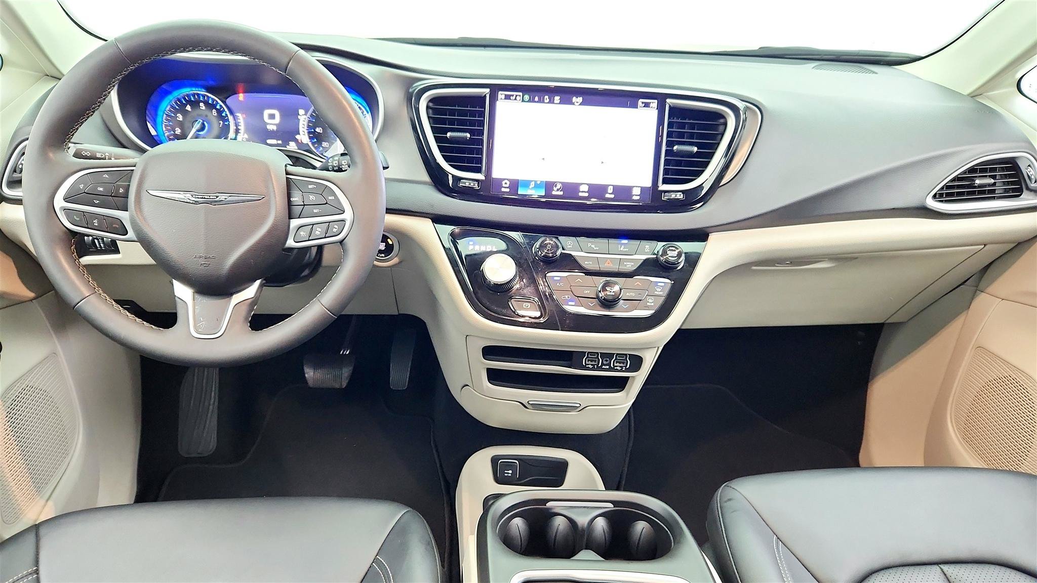 Used 2024 Chrysler Pacifica Touring-L FWD image 11