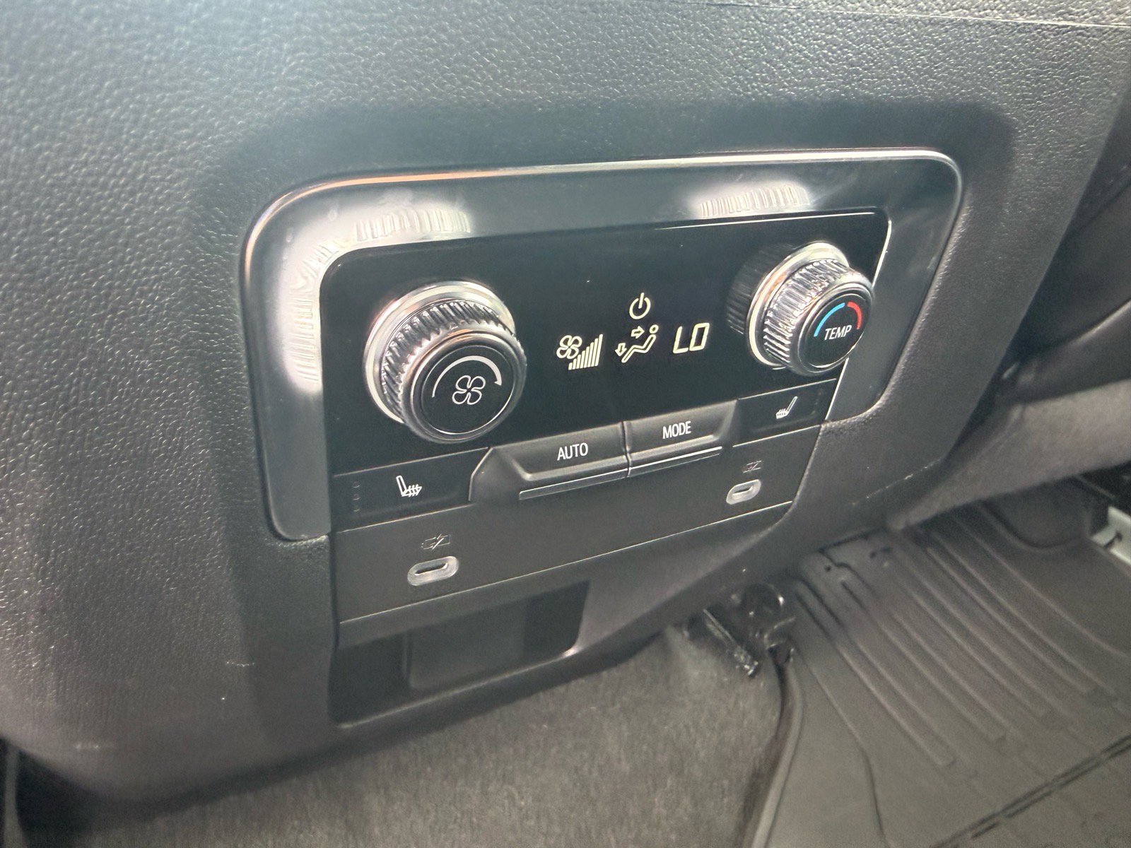 Used 2024 GMC Yukon AT4 AWD/4WD image 13