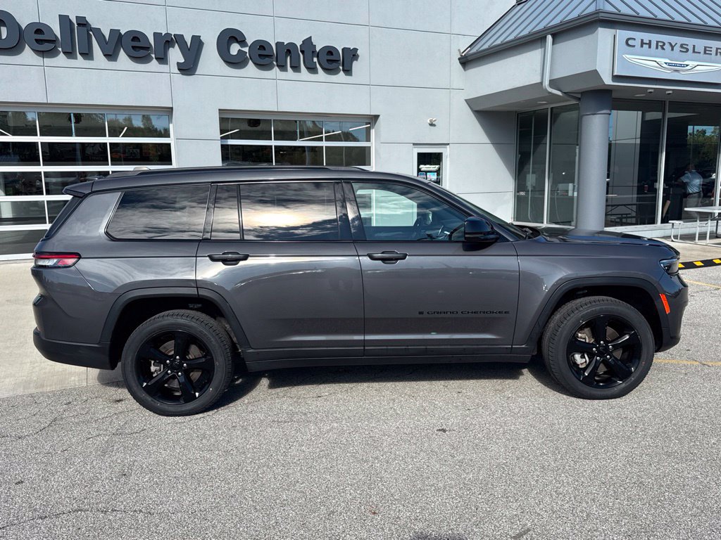 Used 2023 Jeep Grand Cherokee L Laredo AWD/4WD image 12