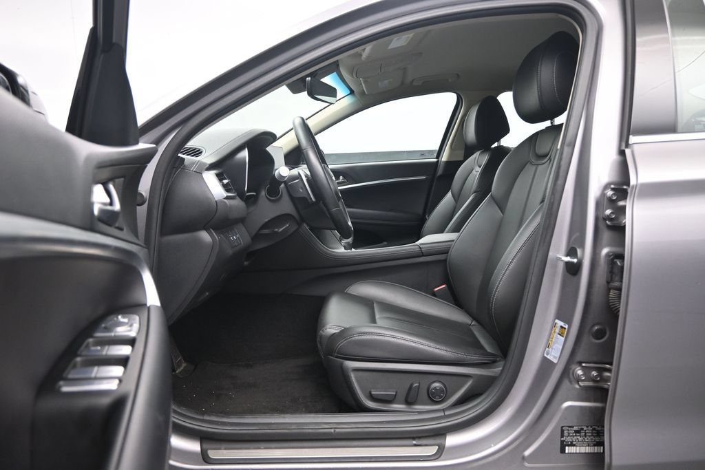 Used 2025 Genesis G70 2.5T AWD/4WD image 23