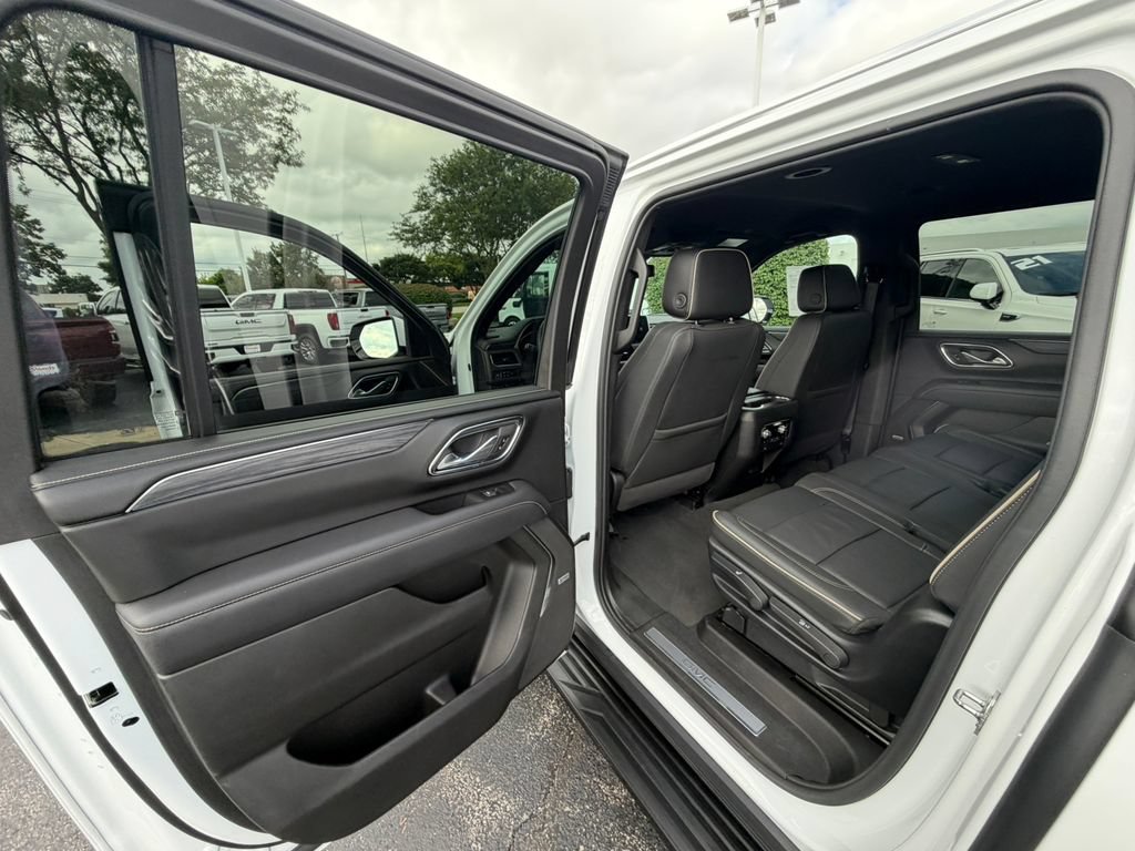 Certified 2024 GMC Yukon XL SLT w/ SLT Luxury Package AWD/4WD image 29