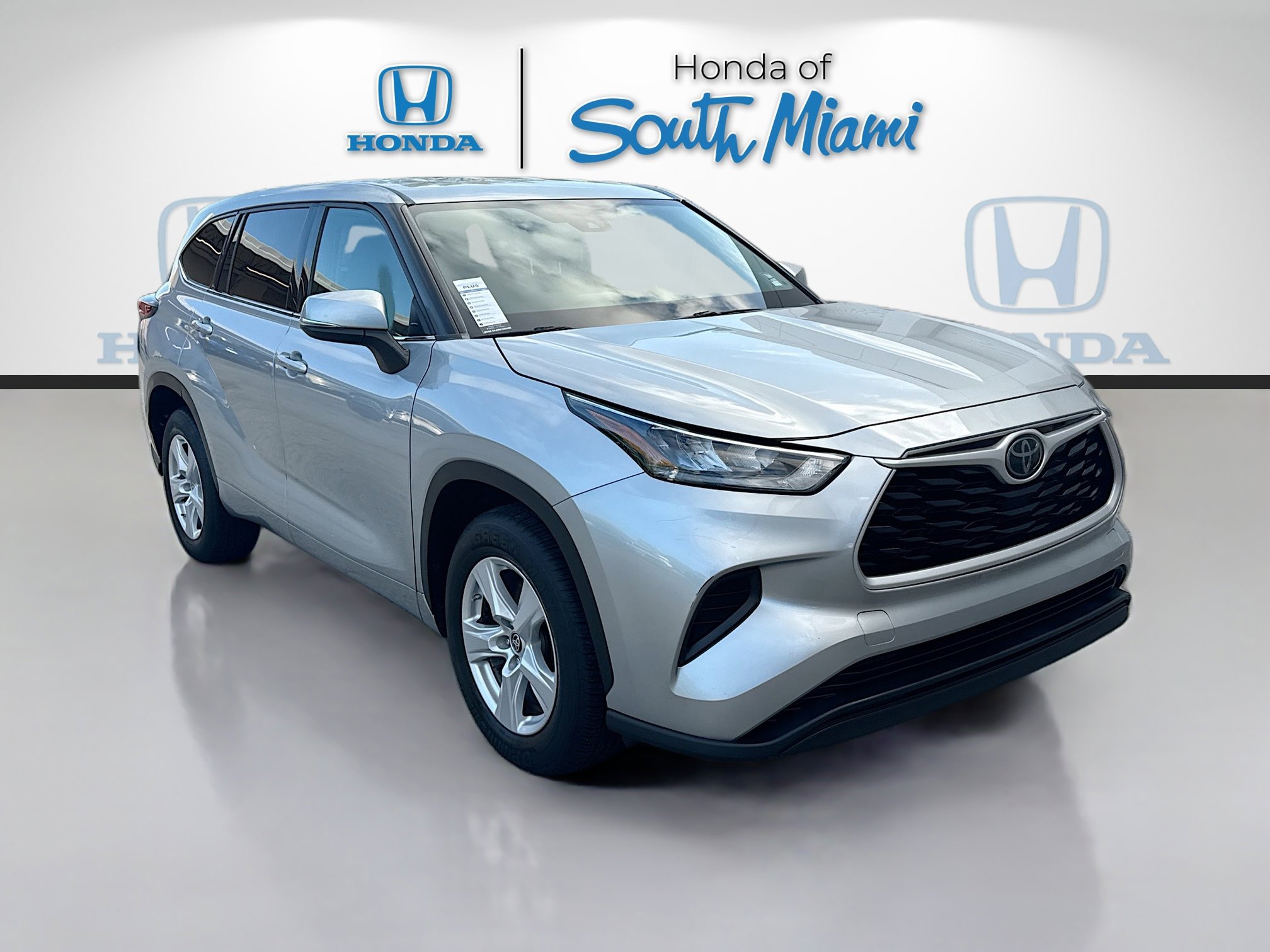 Used 2020 Toyota Highlander L FWD image 1