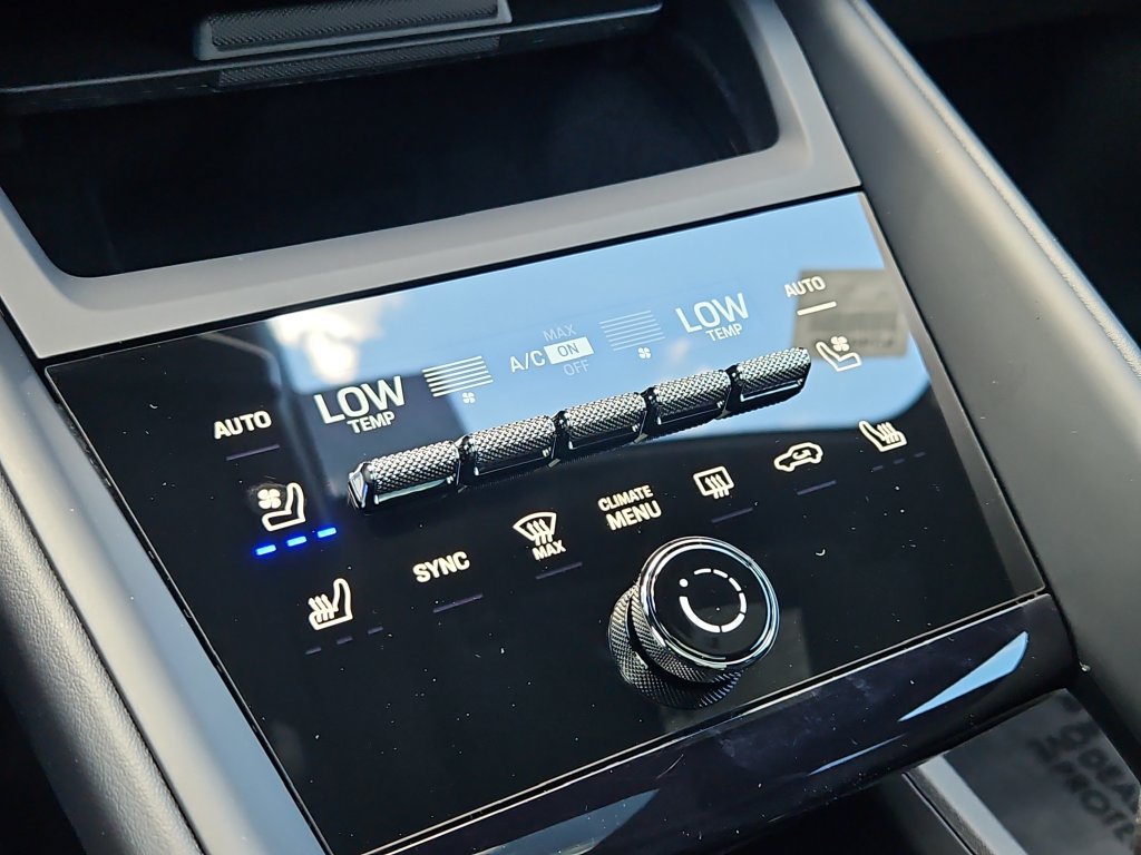 Certified 2025 Porsche Macan 4 Electric AWD/4WD image 20
