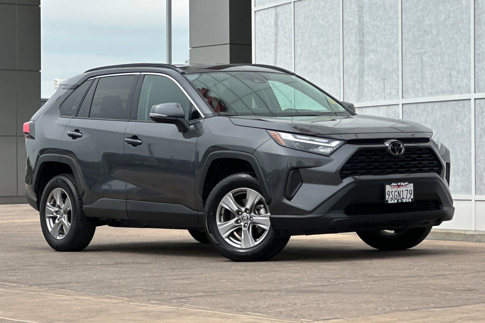 Used 2025 Toyota RAV4 XLE AWD/4WD image 2