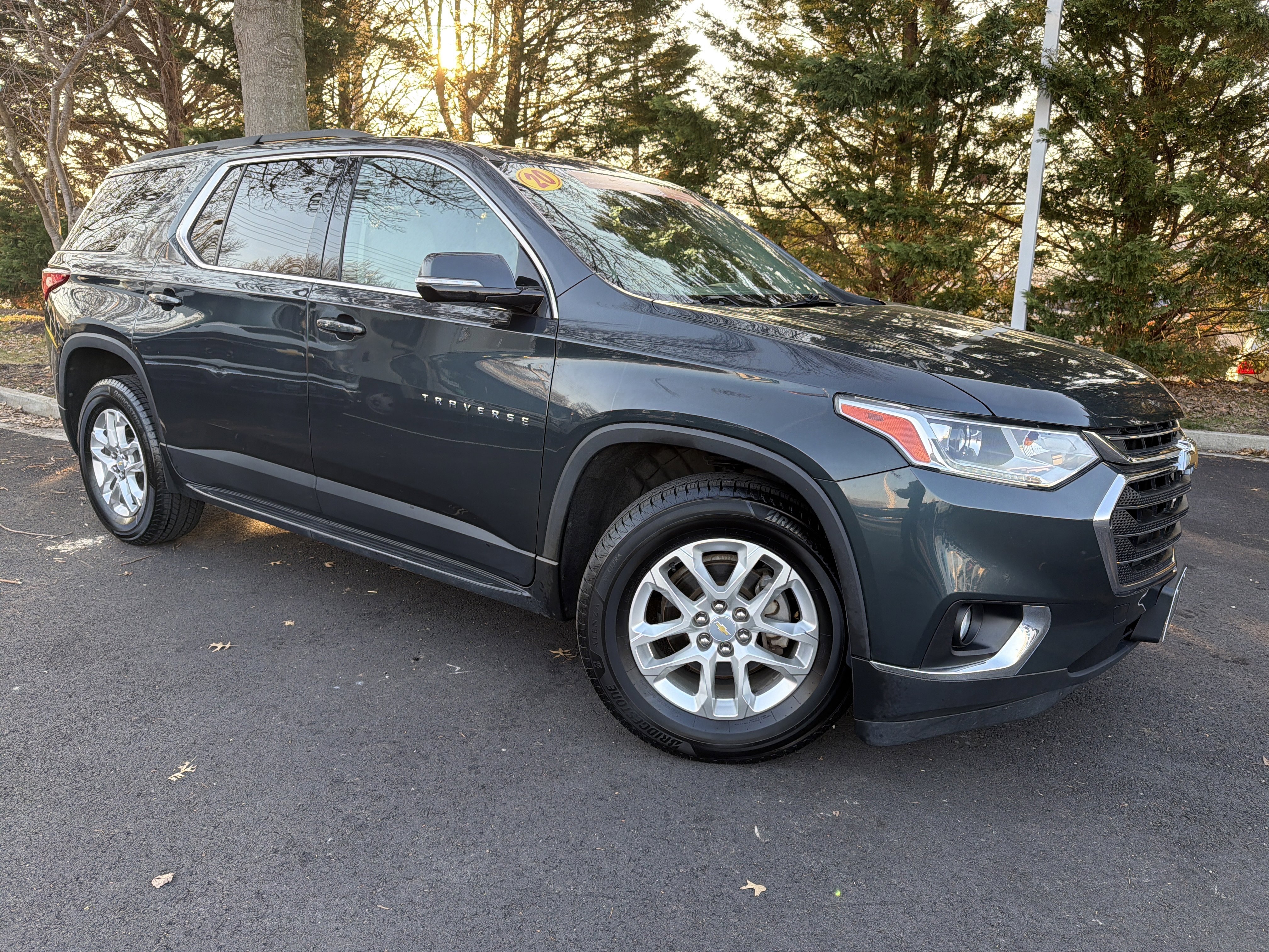 Used 2020 Chevrolet Traverse LT image 2