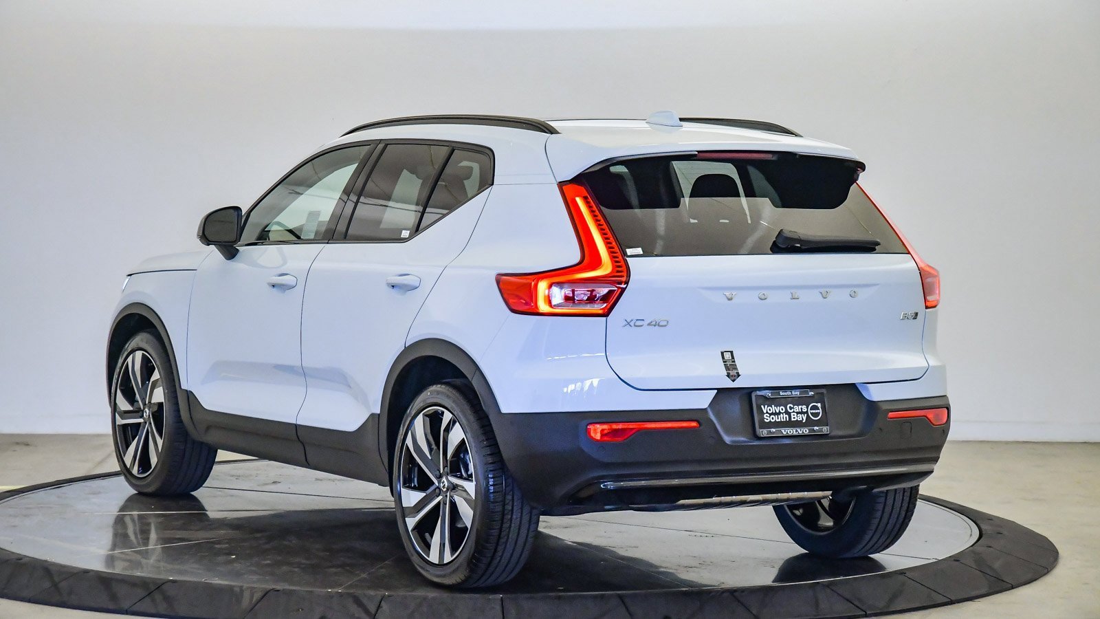 Certified 2025 Volvo XC40 B5 Plus w/ Climate Package image 2
