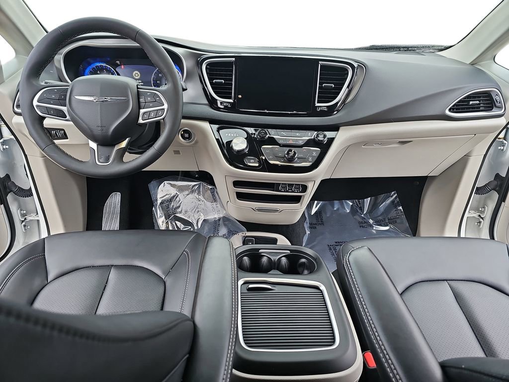 Used 2024 Chrysler Pacifica Touring-L image 9