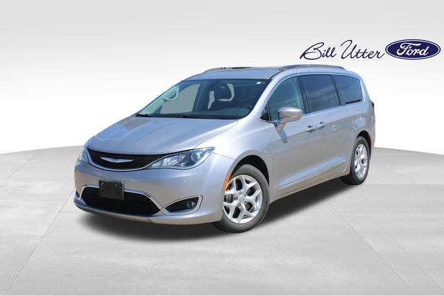 Used 2017 Chrysler Pacifica Touring-L w/ Tire & Wheel Group FWD image 1