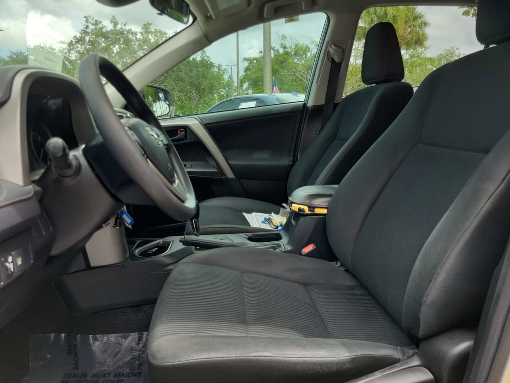 Used 2018 Toyota RAV4 LE FWD image 13