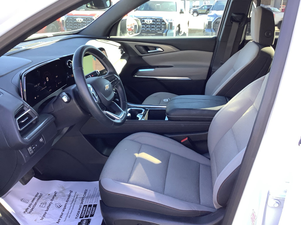 Used 2025 Chevrolet Traverse LT image 10