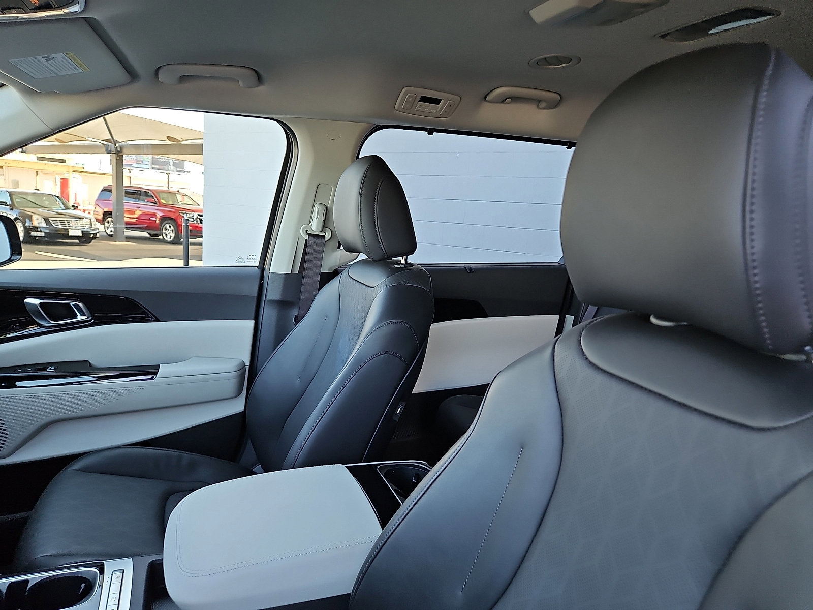 Used 2024 Kia Carnival EX image 9