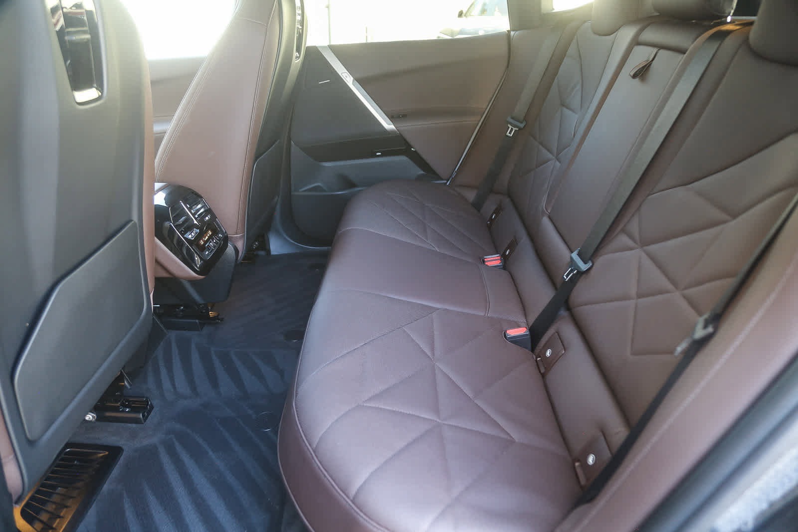 Used 2025 BMW iX xDrive50 w/ Sport Package image 15