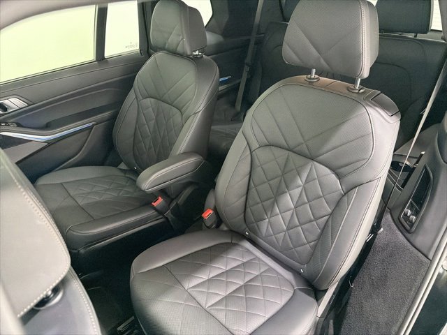 Used 2025 BMW X7 xDrive40i w/ Executive Package image 16
