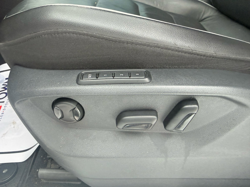 Used 2018 Volkswagen Tiguan SEL Premium image 11