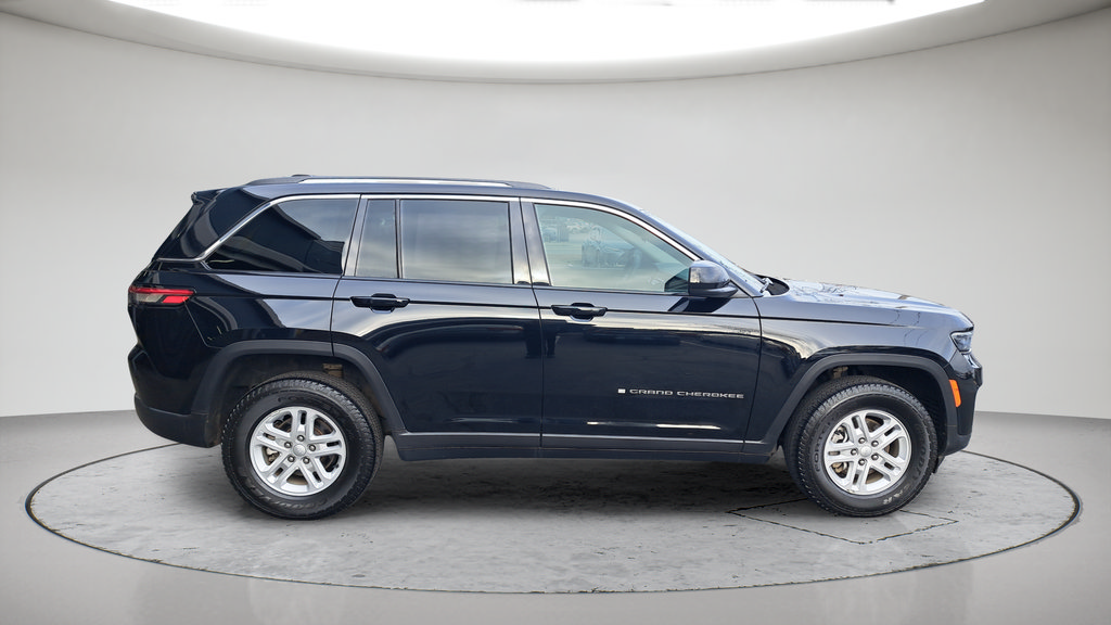 Used 2023 Jeep Grand Cherokee Laredo AWD/4WD image 2