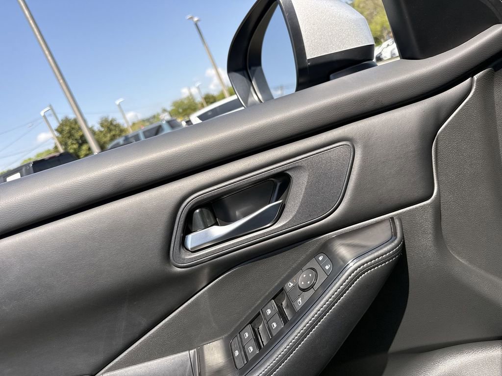 Used 2025 Nissan Rogue SV image 12