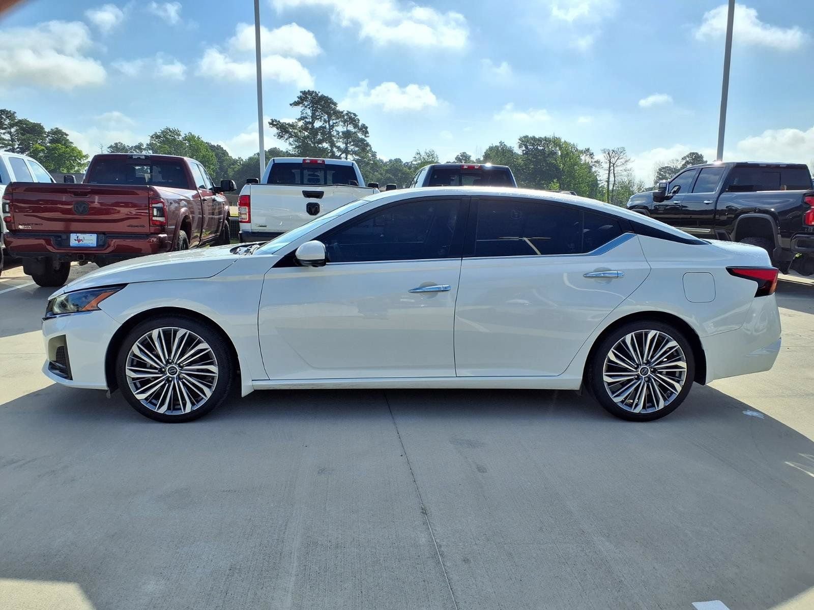 Used 2024 Nissan Altima 2.5 SL FWD image 8