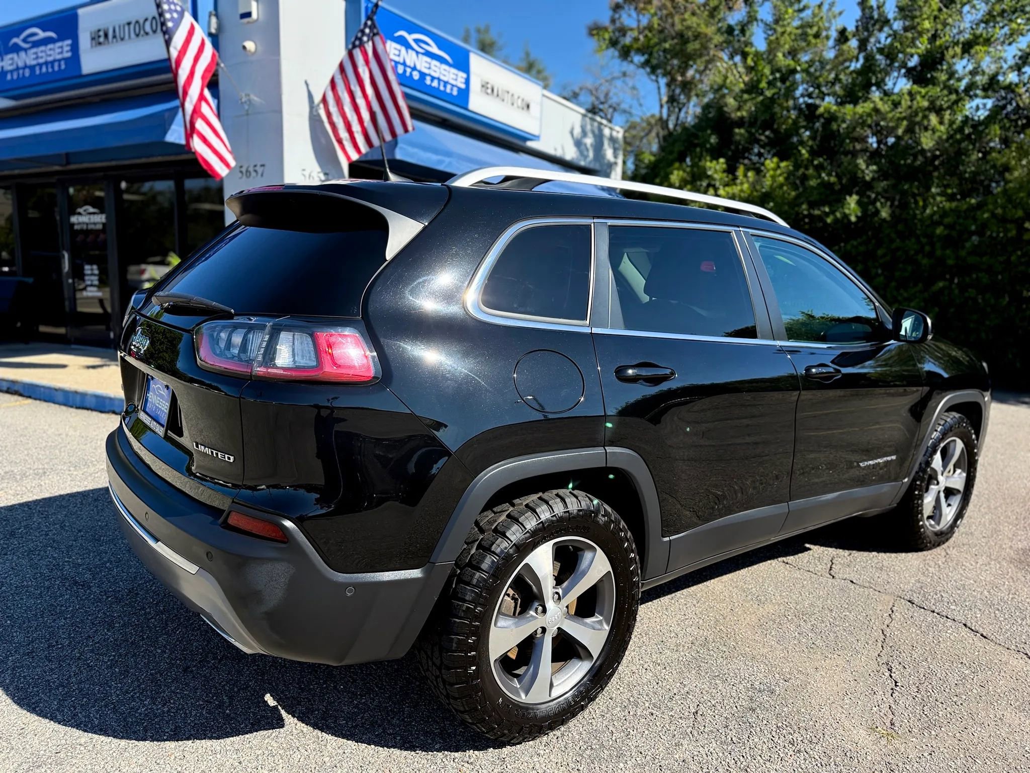 Used 2021 Jeep Cherokee Limited w/ Elite Package AWD/4WD image 12