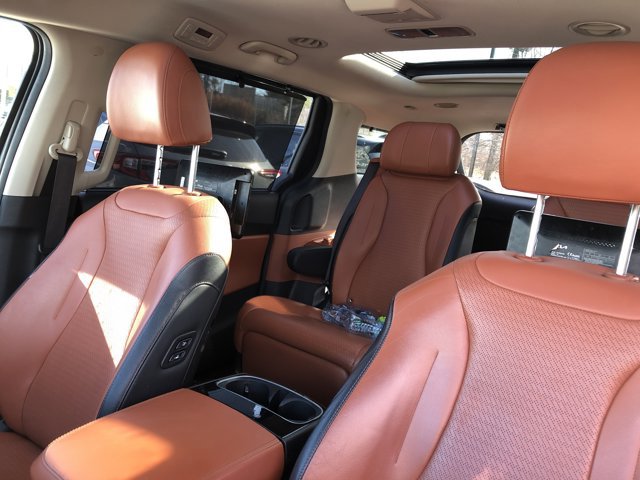 Used 2022 Kia Carnival SX Prestige image 9