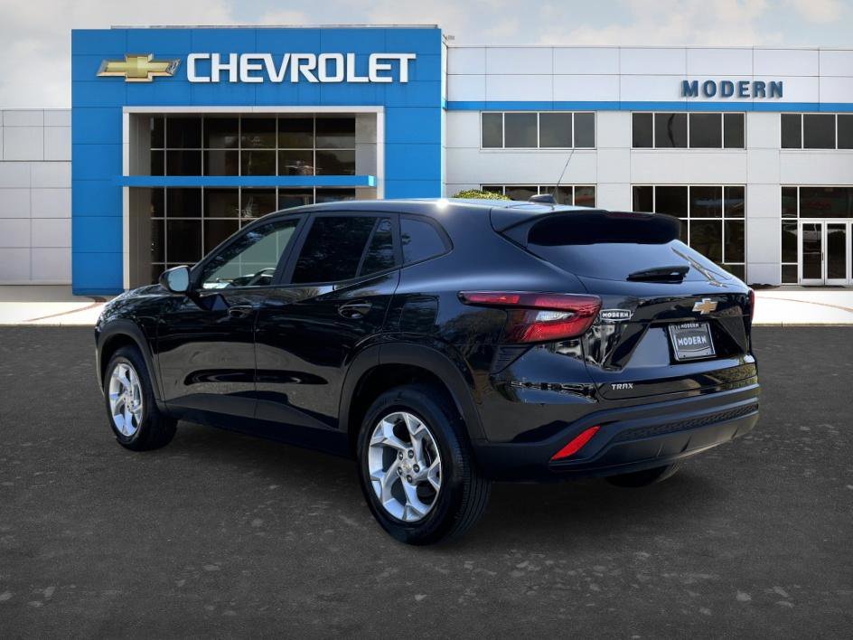 Used 2024 Chevrolet Trax LS w/ LS Convenience Package FWD image 3