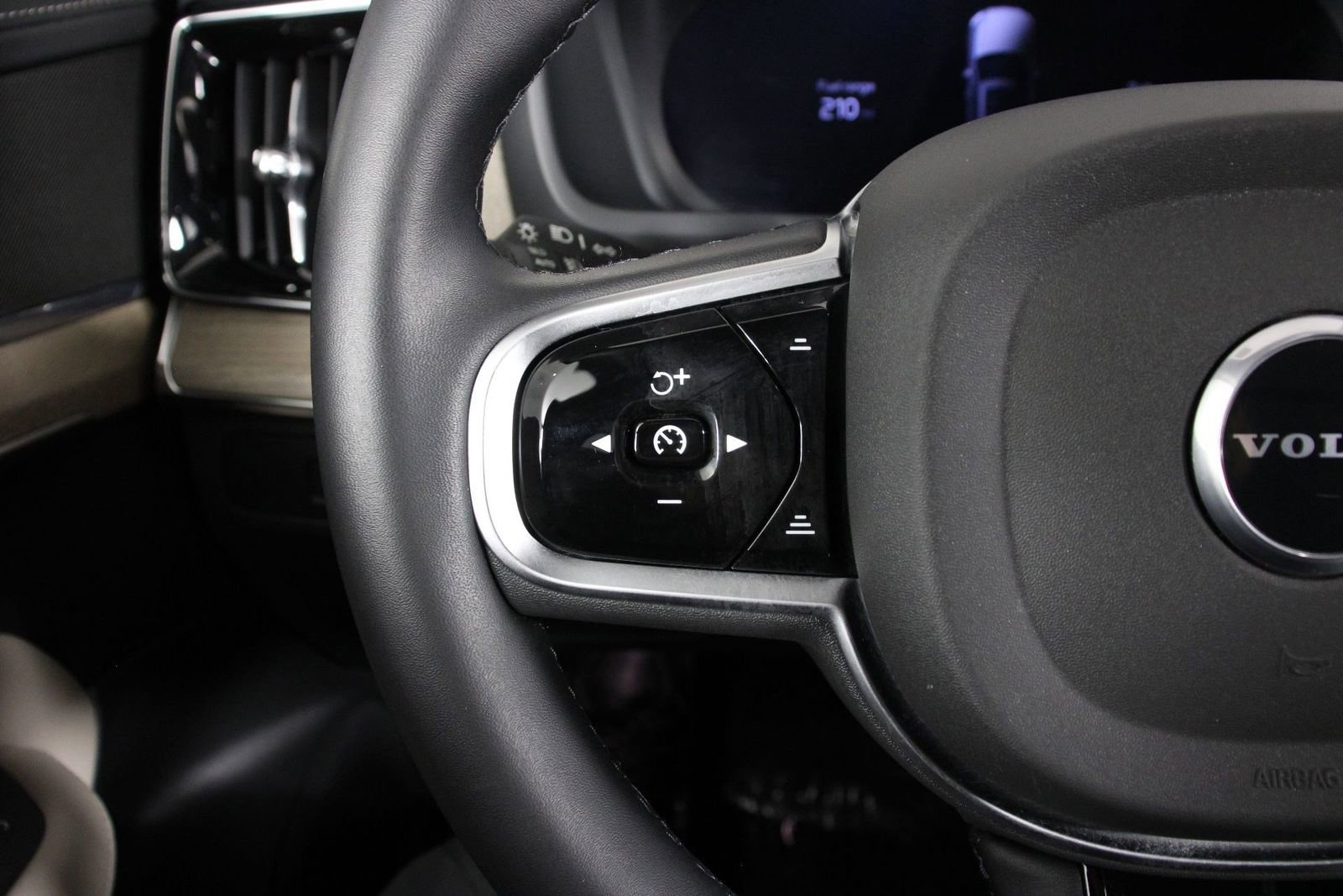 Certified 2025 Volvo XC90 T8 Plus AWD/4WD image 10