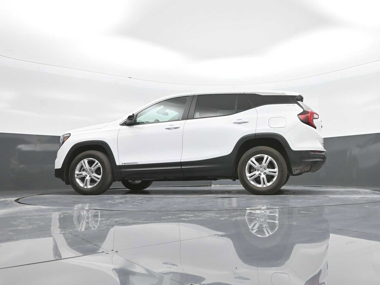 Used 2024 GMC Terrain SLE AWD/4WD image 38