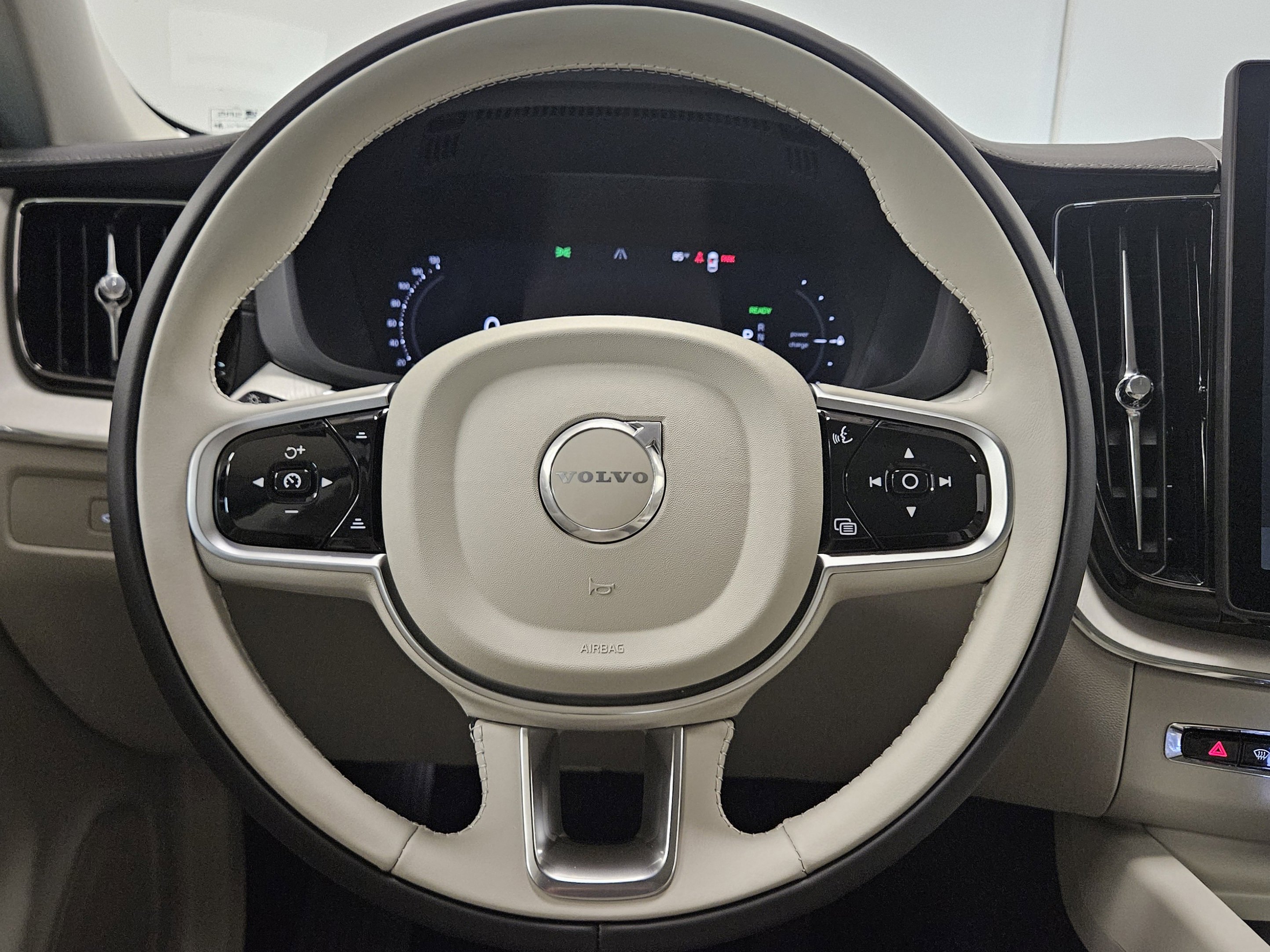 New 2026 Volvo XC60 T8 Ultra image 43