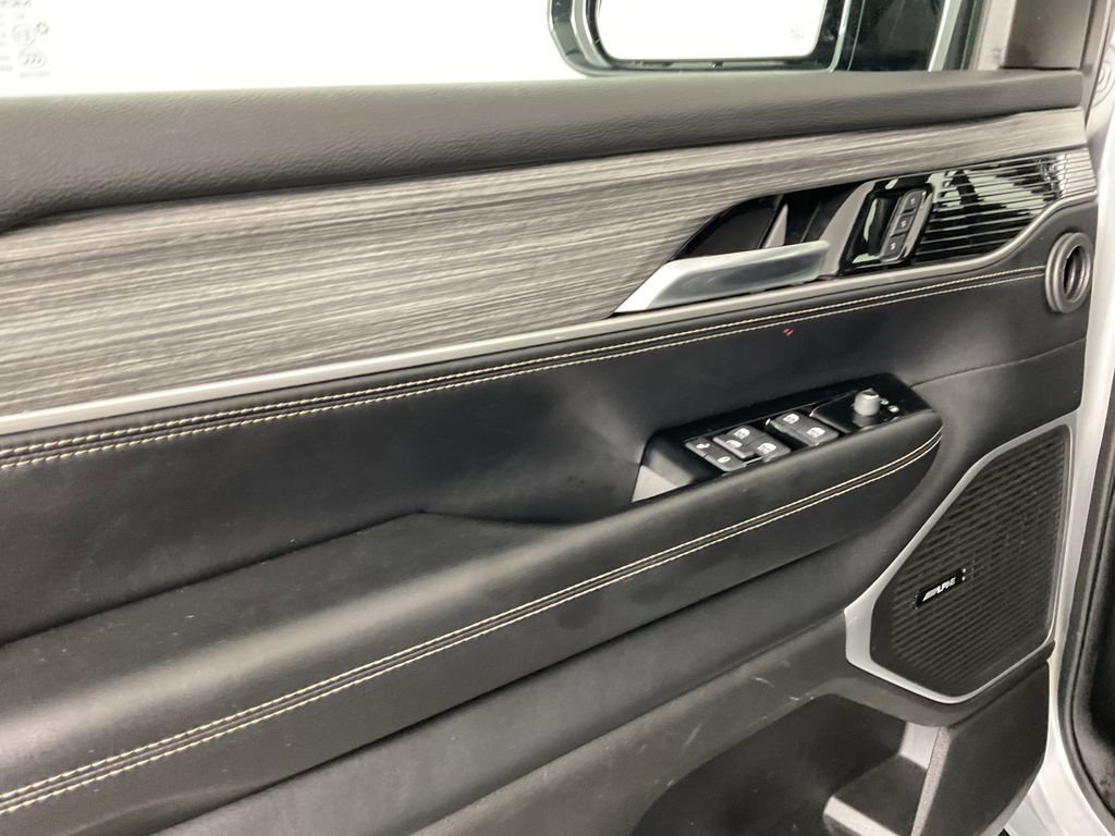 Used 2024 Jeep Wagoneer Series III w/ Flexible Seating Group image 17