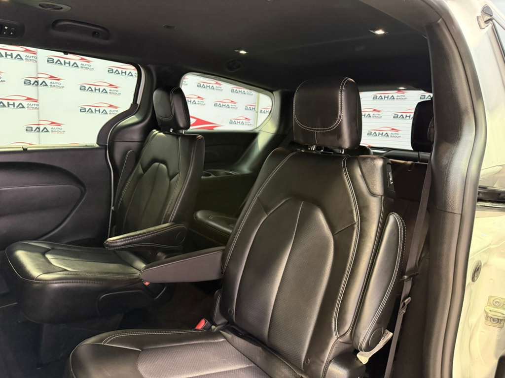 Used 2025 Chrysler Pacifica Select image 33
