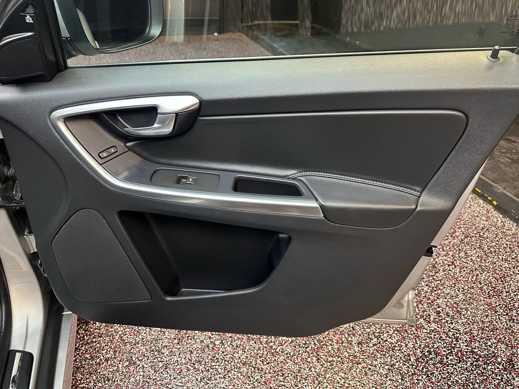 Used 2016 Volvo XC60 T6 w/ Proximity Package image 30