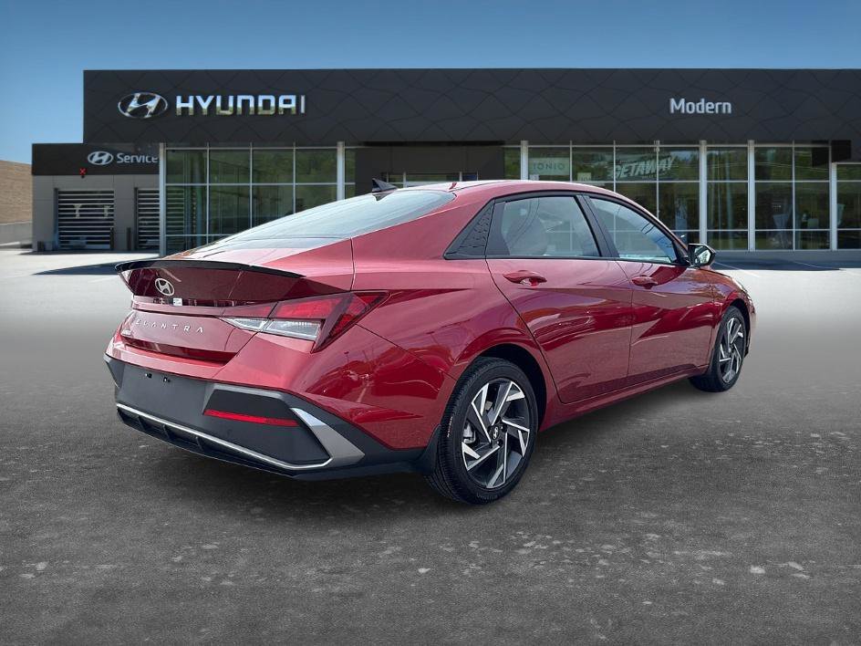 Used 2025 Hyundai Elantra Sport image 3