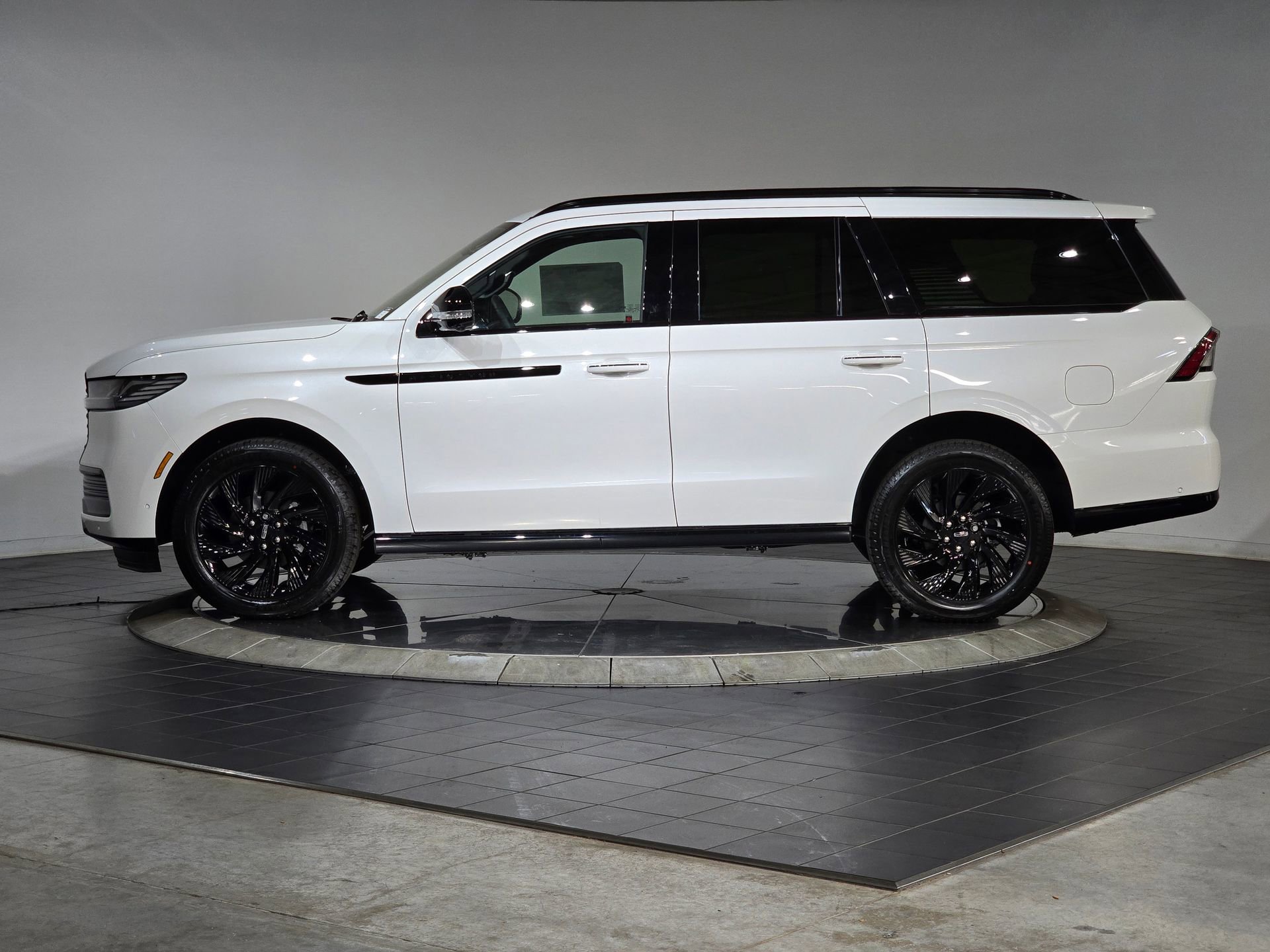 New 2025 Lincoln Navigator Reserve image 5