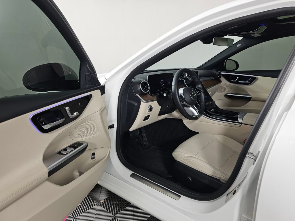 Used 2025 Mercedes-Benz C 300 4MATIC Sedan image 17