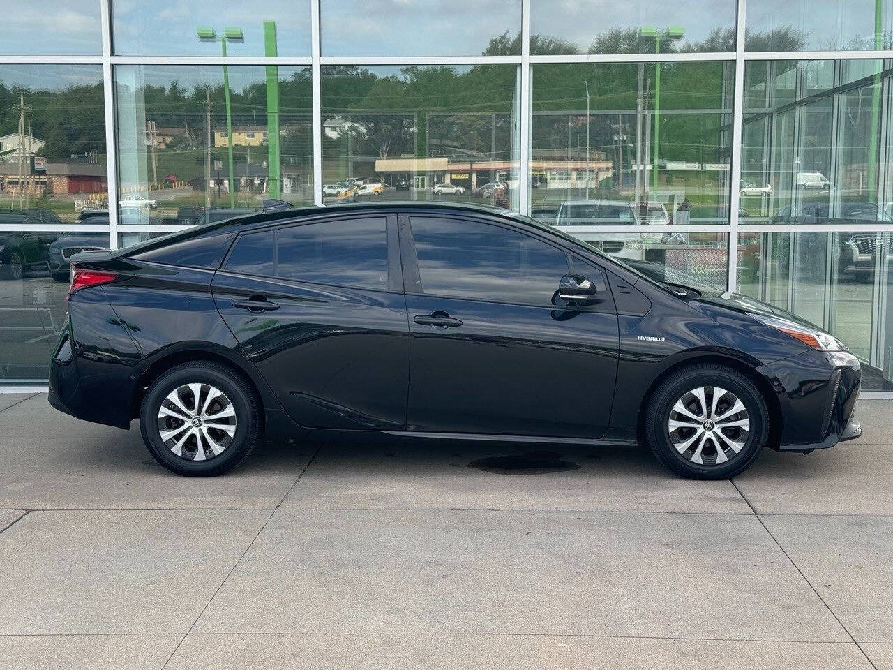 Used 2022 Toyota Prius LE AWD/4WD image 10