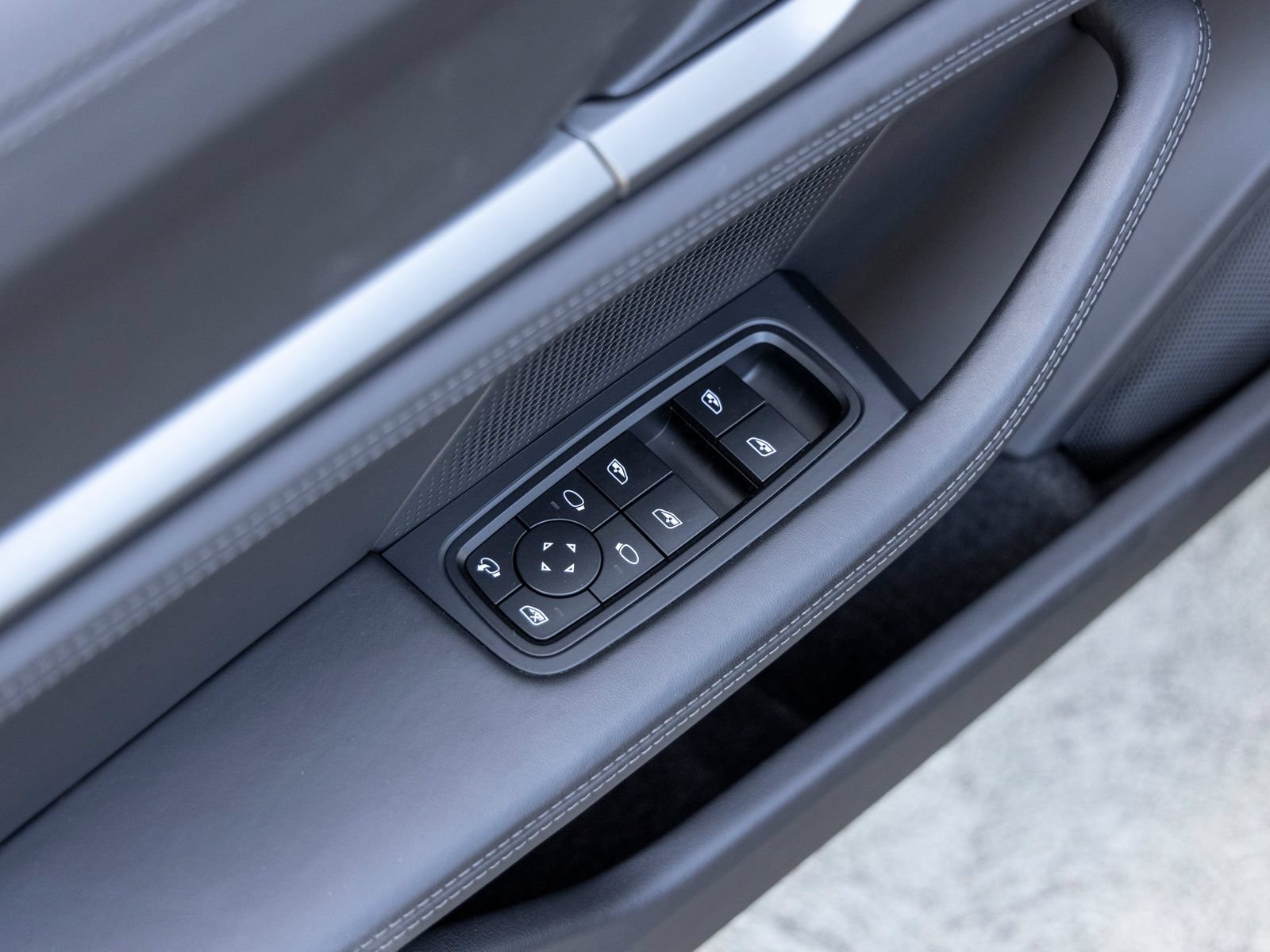 Certified 2025 Porsche Taycan 4S AWD/4WD image 26