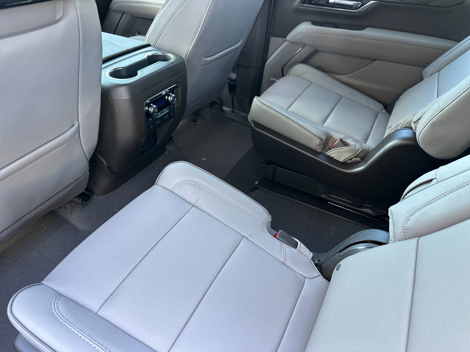 New 2026 GMC Yukon XL Elevation w/ Elevation Premium Package AWD/4WD image 12