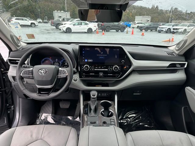 Certified 2025 Toyota Highlander Platinum image 16