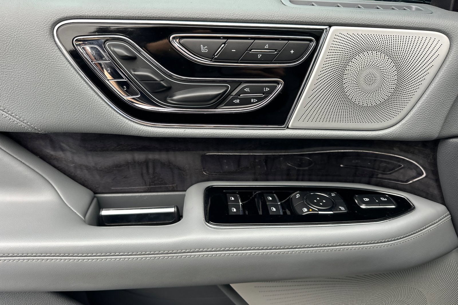 Used 2019 Lincoln Navigator Reserve image 11