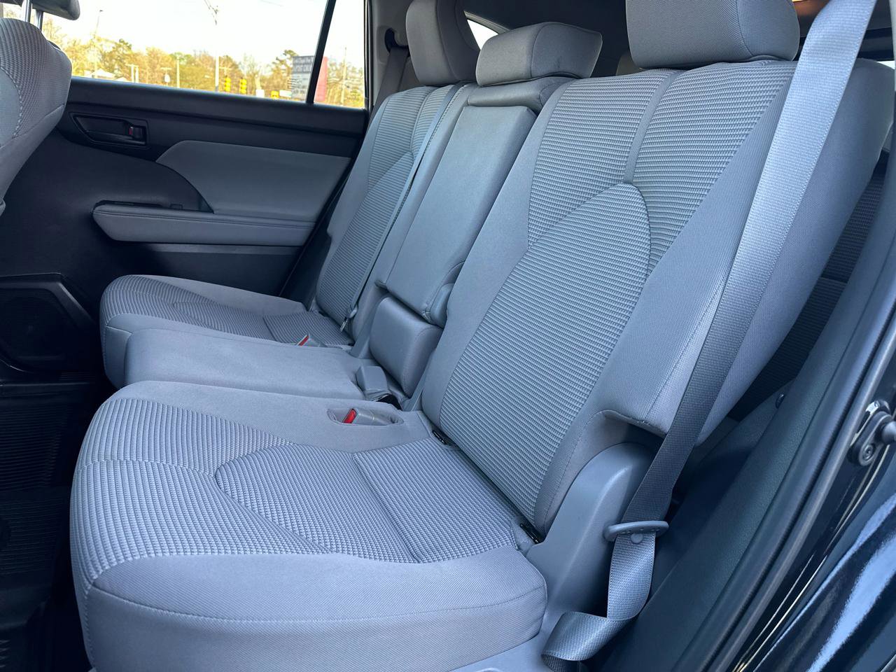 Used 2020 Toyota Highlander LE FWD image 34