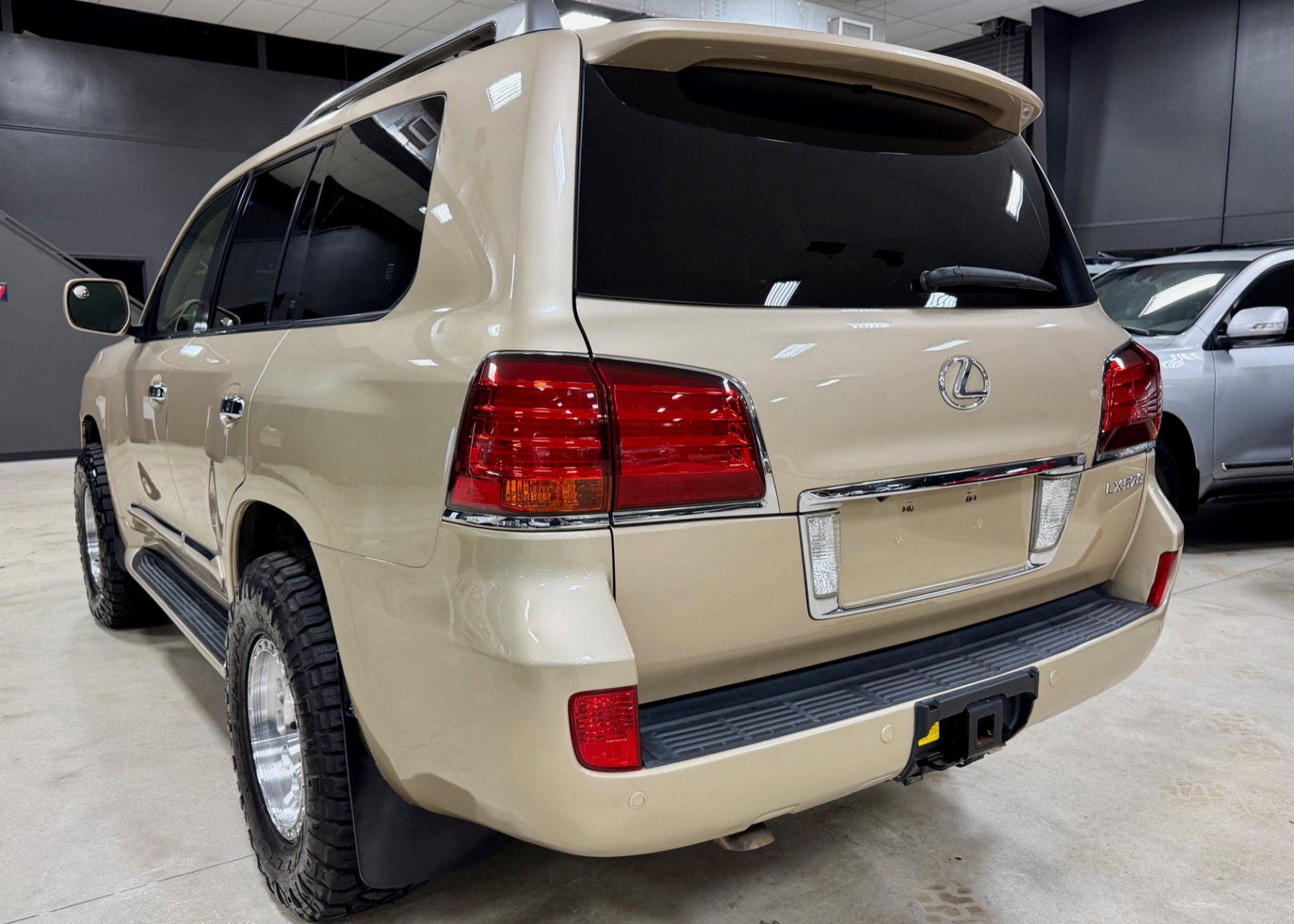 Used 2011 Lexus LX 570 4WD w/ Luxury Pkg w/Pre-crash image 12