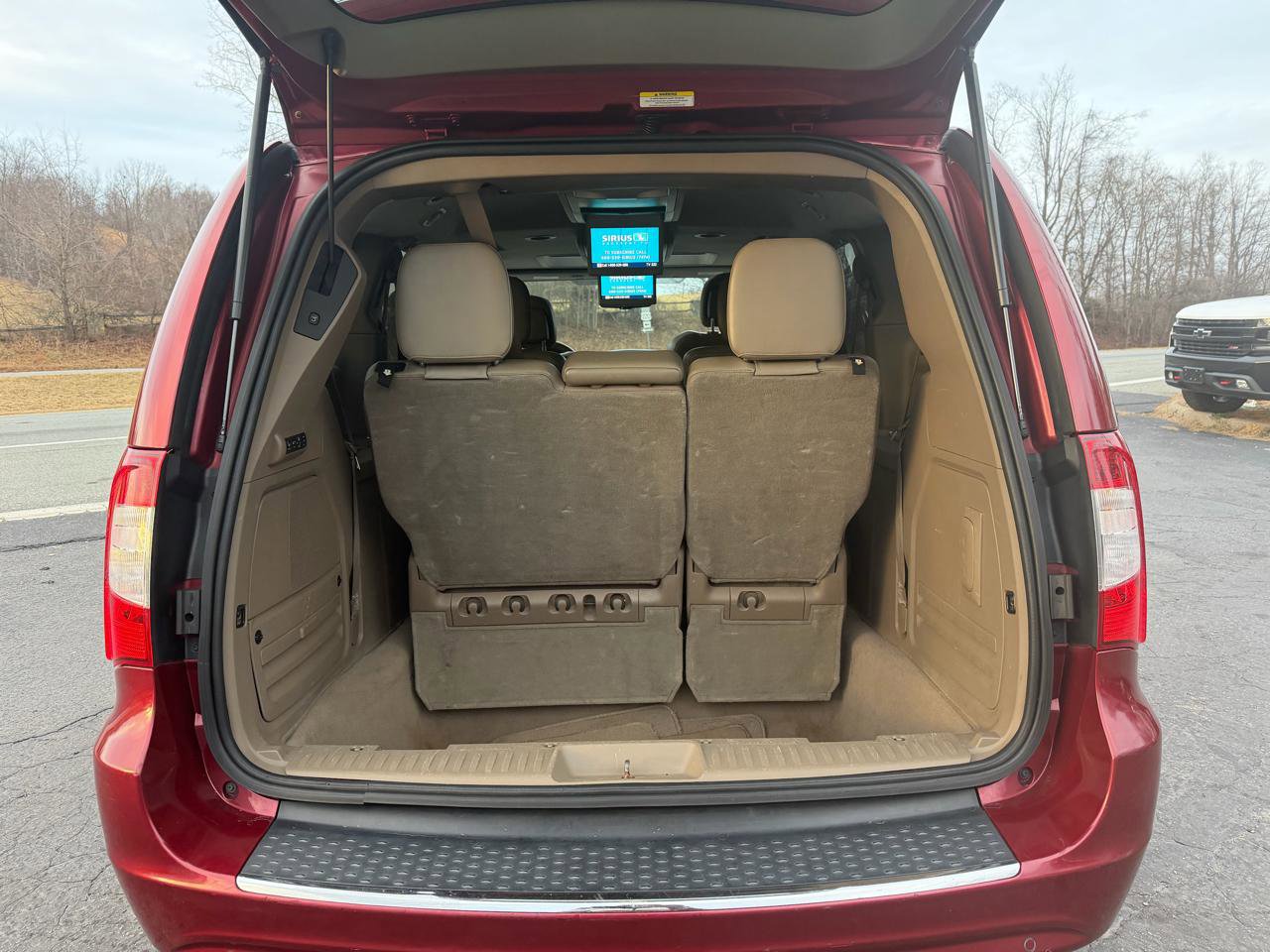 Used 2011 Chrysler Town & Country Limited image 29