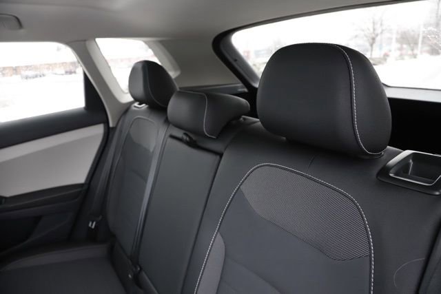 Used 2025 Volkswagen Taos SE w/ Panoramic Sunroof Package image 16