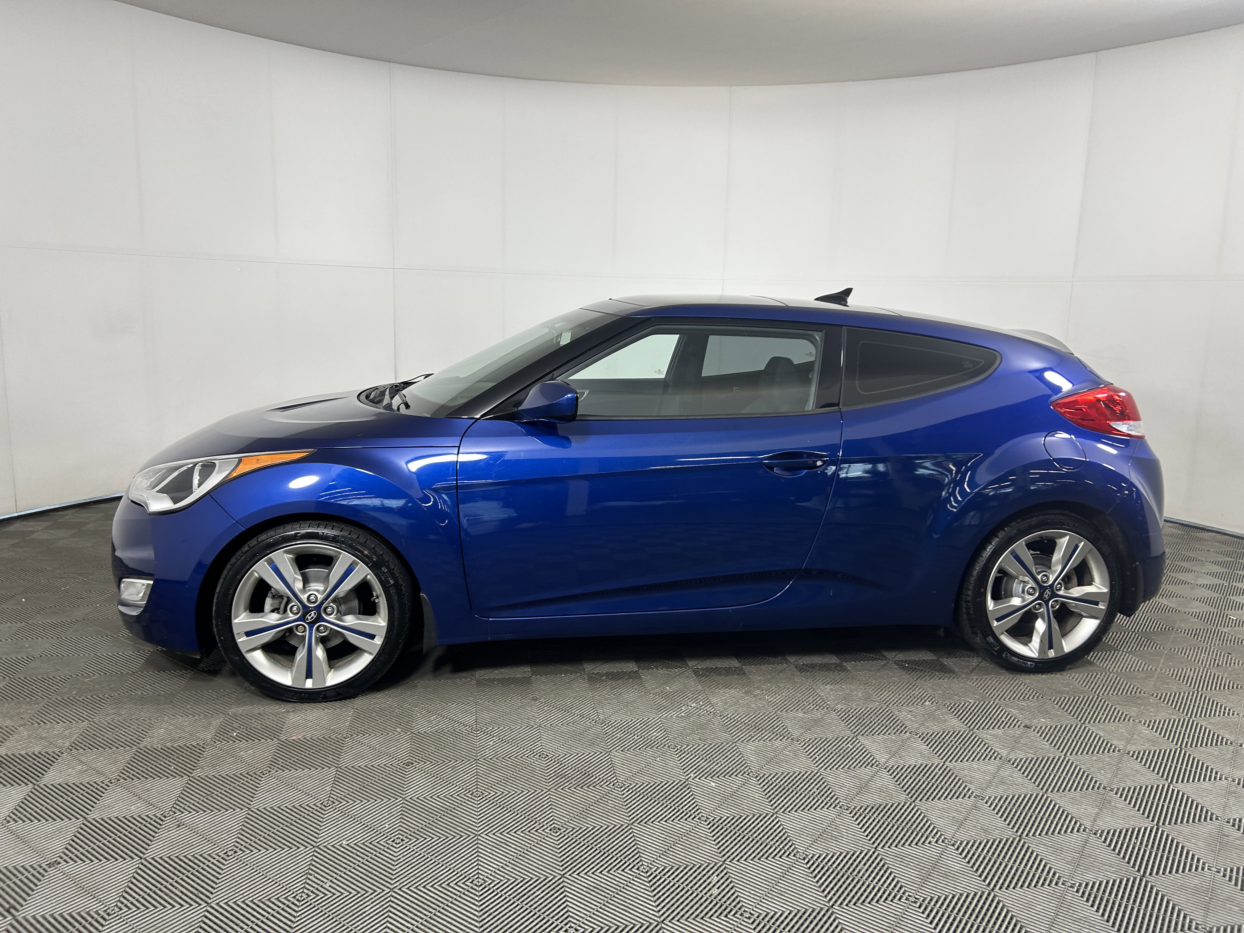 Used 2017 Hyundai Veloster Value Edition image 2