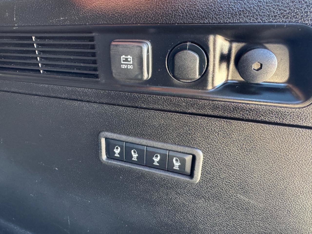 Used 2024 Jeep Wagoneer Series III AWD/4WD image 18