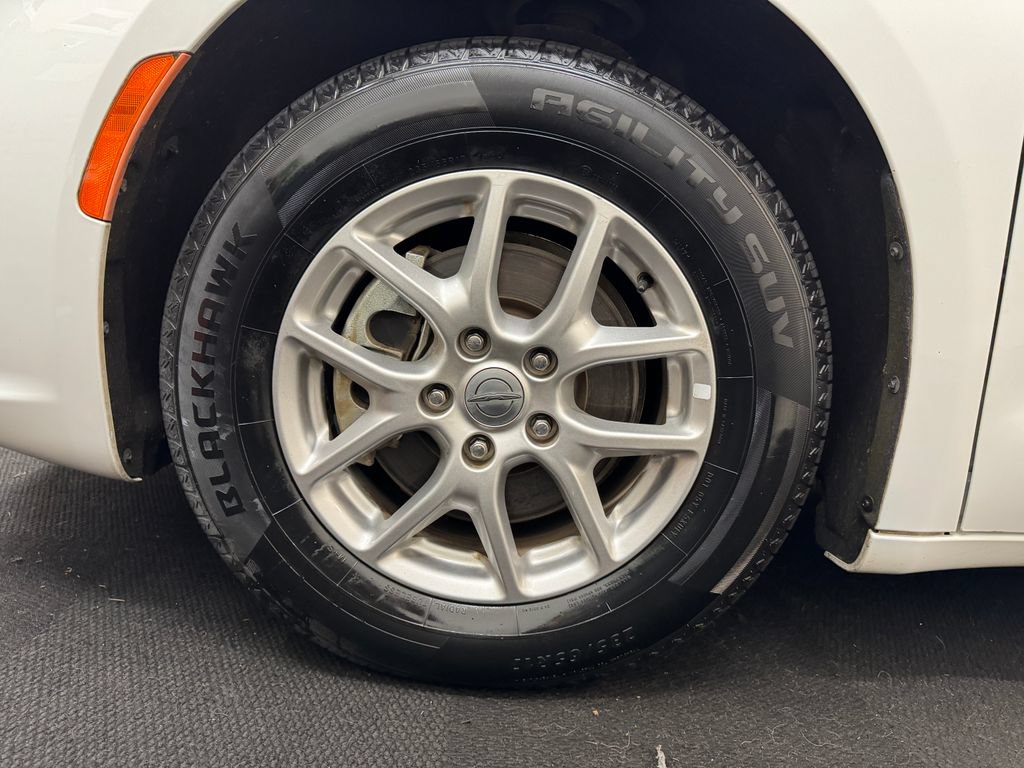 Used 2023 Chrysler Pacifica Touring-L FWD image 13