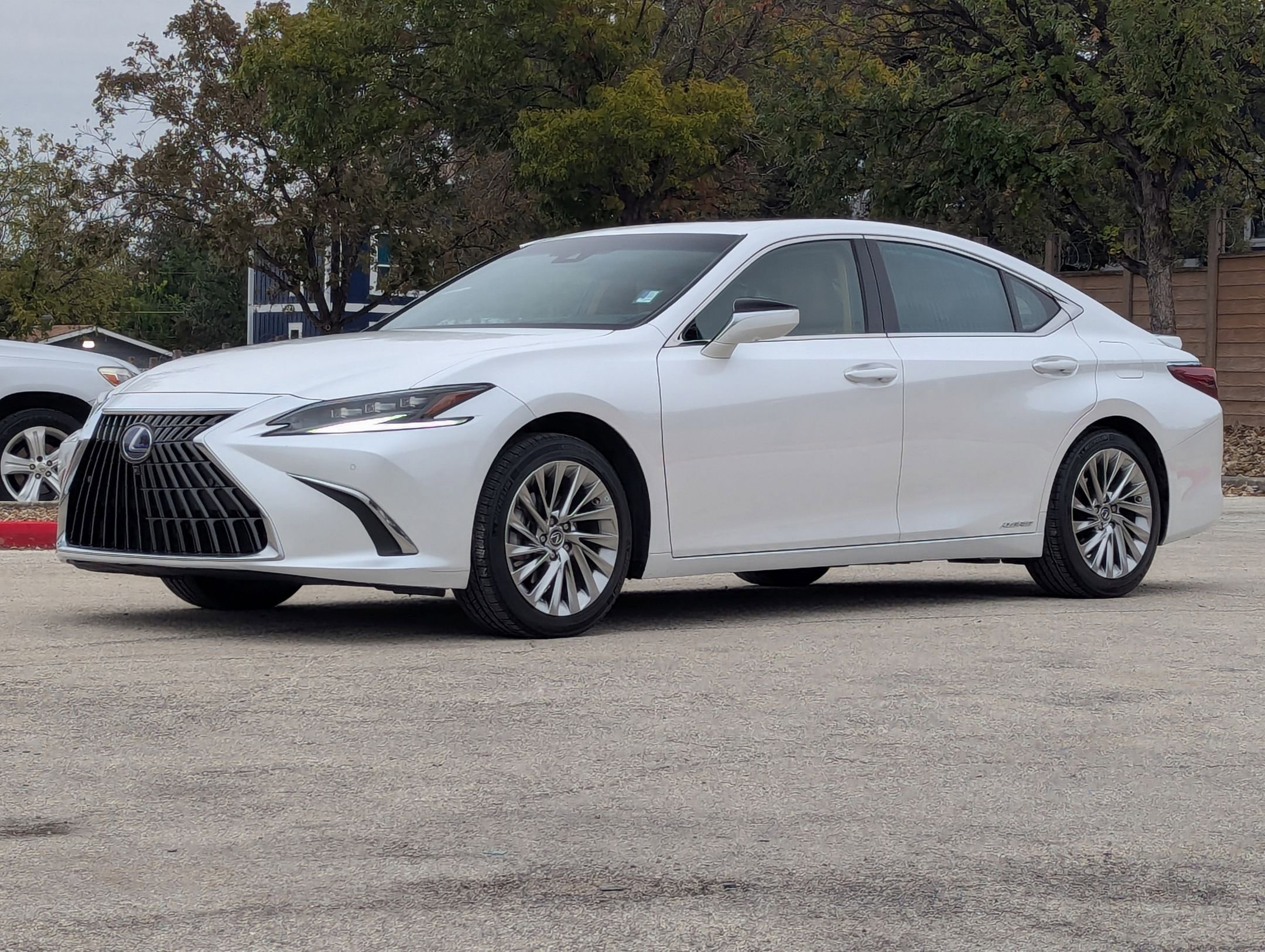 Used 2022 Lexus ES 300h Ultra Luxury image 8